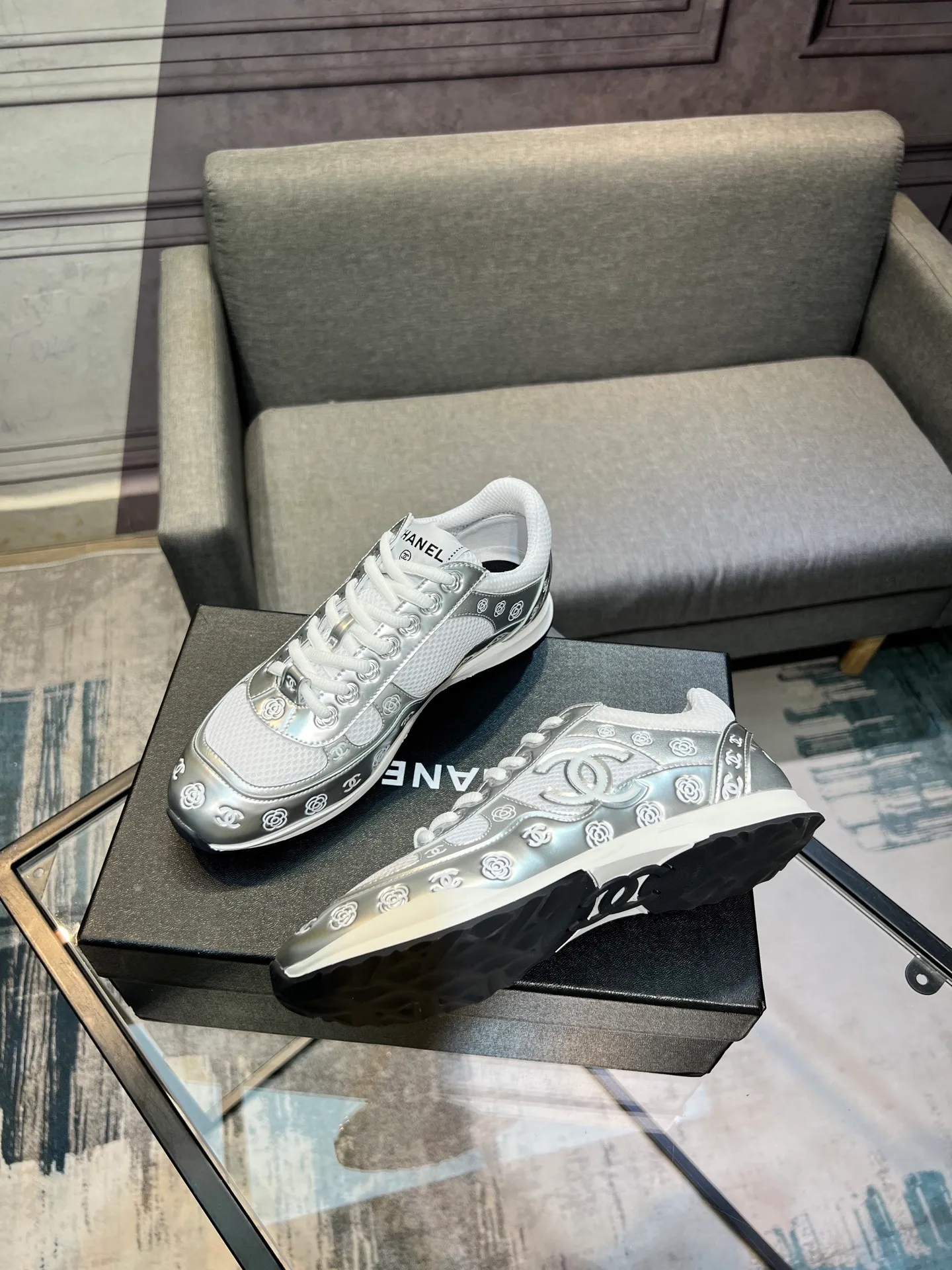 Men's men's shoes 💰640 Exclusive real shot (top version) CHANEL Chanel 2025ss color matching thick-soled casual sports shoes and sneakers. The counter is synchronized. The counter is very popular. A shoe that is very difficult to buy. The most popular thick-soled panda shoes on the Internet. It can be imagined that Xiaoxiang control can't miss it. It has both good looks and comfort. Simple and versatile white shoes. The thick sole increases the height and is super versatile. Close your eyes and wear it. Whoever wears it will look better. Upper: calfskin Lining: imported sheepskin lining Outsole: TPU original outsole Size: 35-44 (customized for women 41 and 40, and 45 for men)